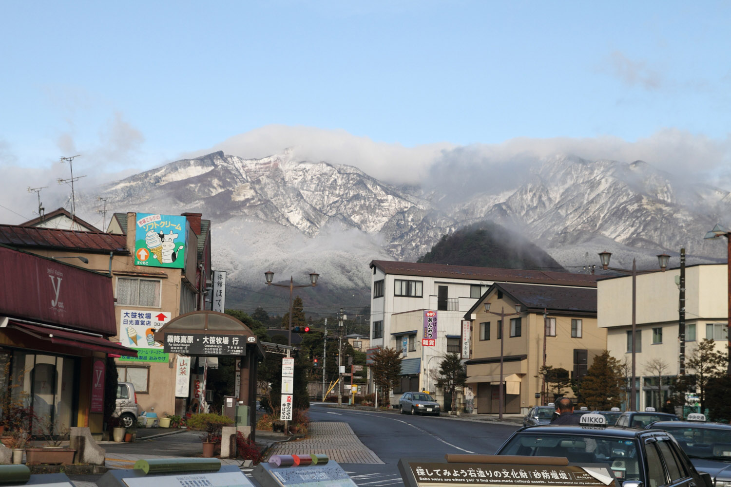 Vista de las montañas de Nikko al salir de la estación de tren