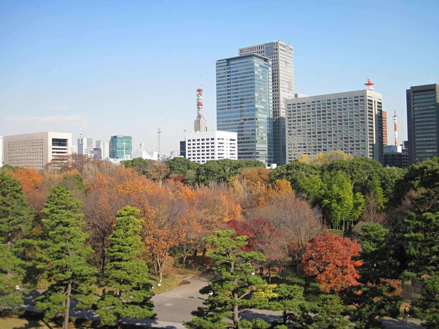 Vista de los jardines del este del Palacio Imperial de Tokio y el resto de Chiyoda