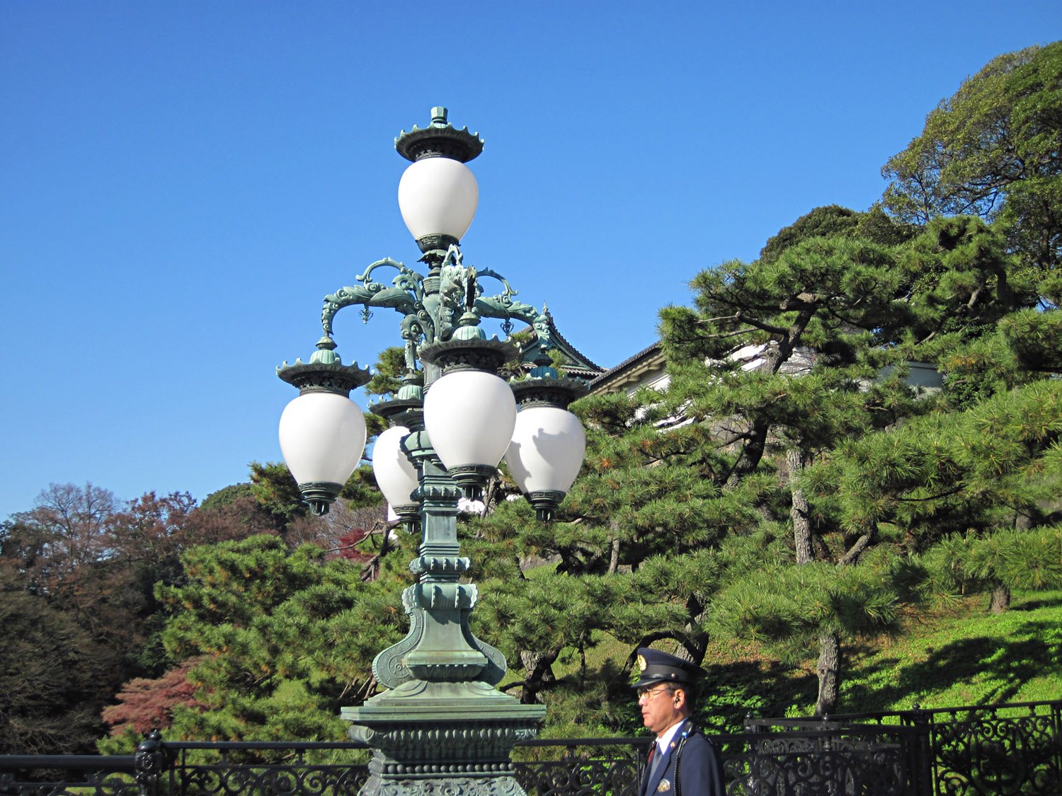 Farola en uno de los puentes dobles del Palacio Imperial de Tokio