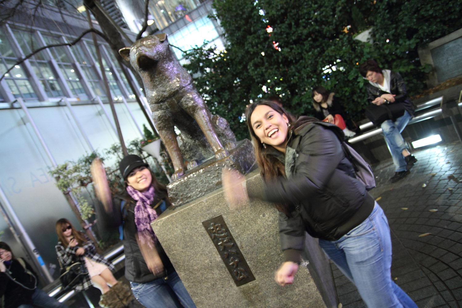 Bailando el Para Para junto a la estatua de Hachiko en Shibuya