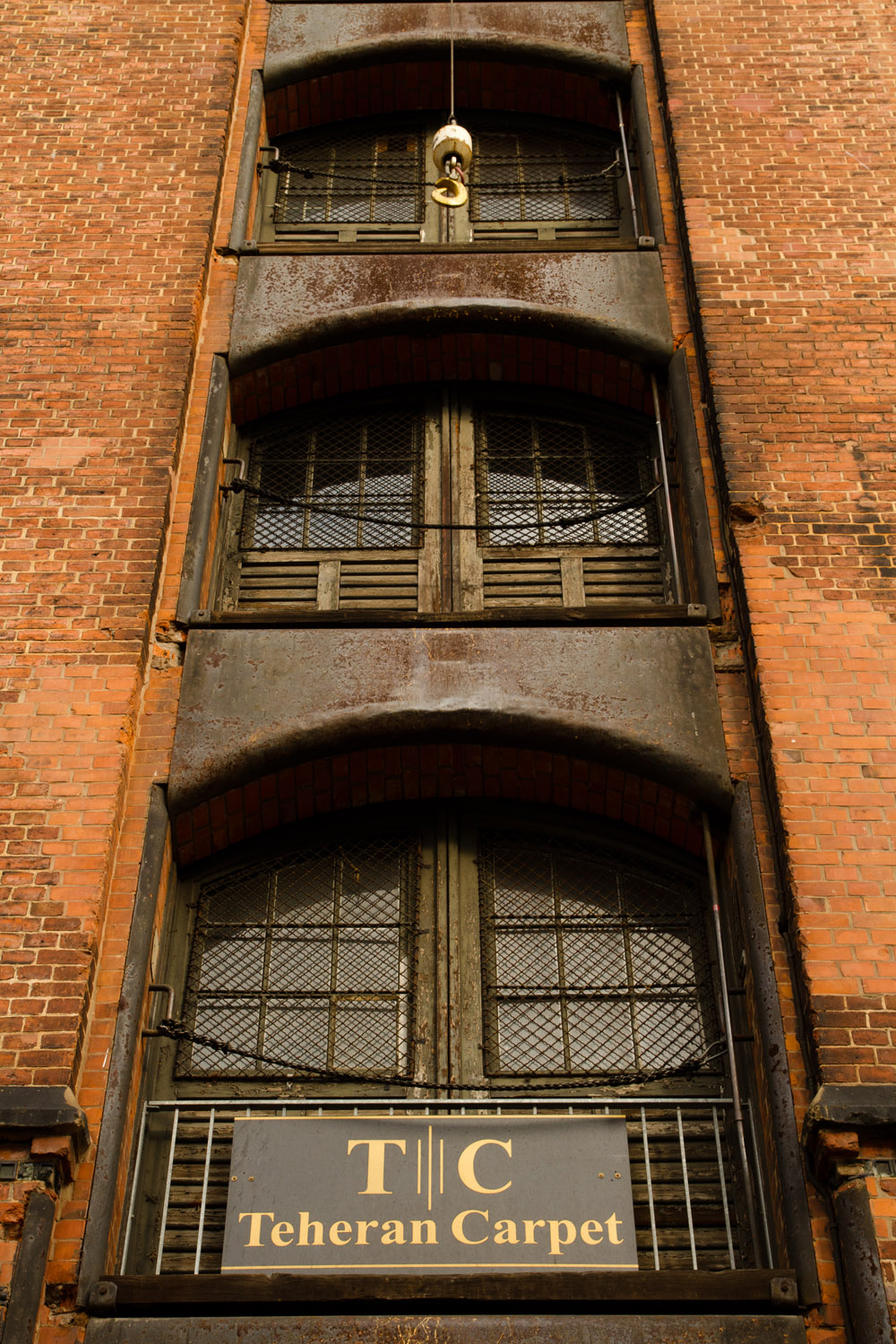 Fachada de un edificio en el antiguo distrito de naves o Speicherstadt, en Hamburgo, Alemania