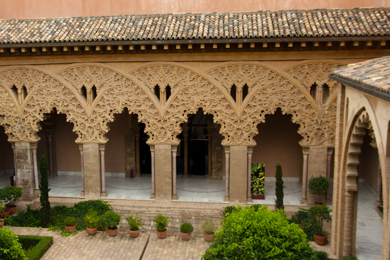 Patio de Santa Isabel, parte central del palacio taifa de la Aljafería, Zaragoza, España
