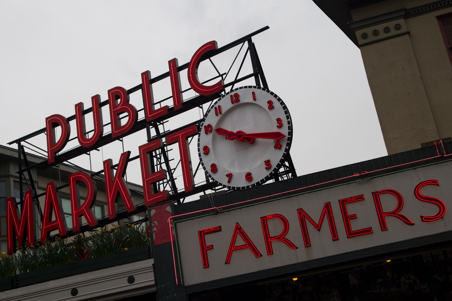 Entrada al edificio principal del mercado de Pike Place, Seattle, EE.UU.