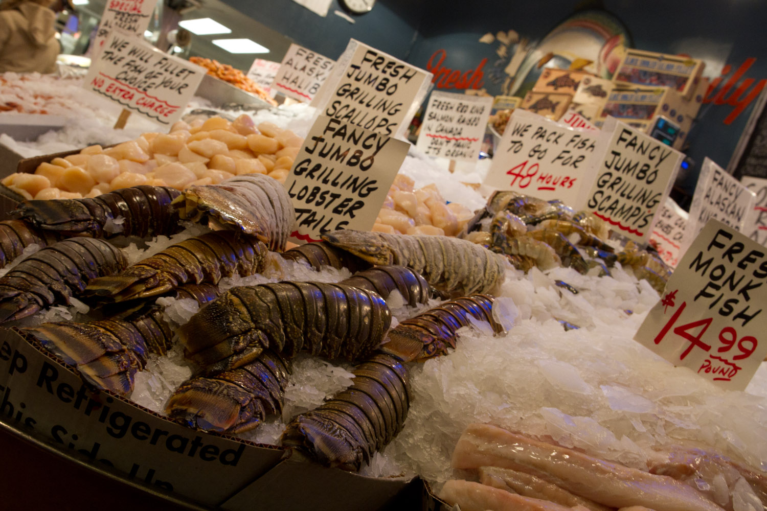Puesto de pescado y mariscos en el mercado de Pike Place, Seattle, EE.UU.