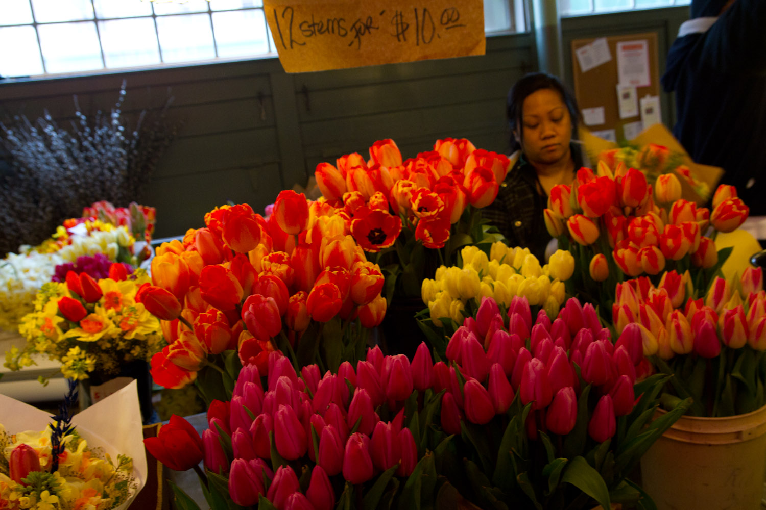 Tulipanes a la venta en el mercado de Pike Place, Seattle, EE.UU.