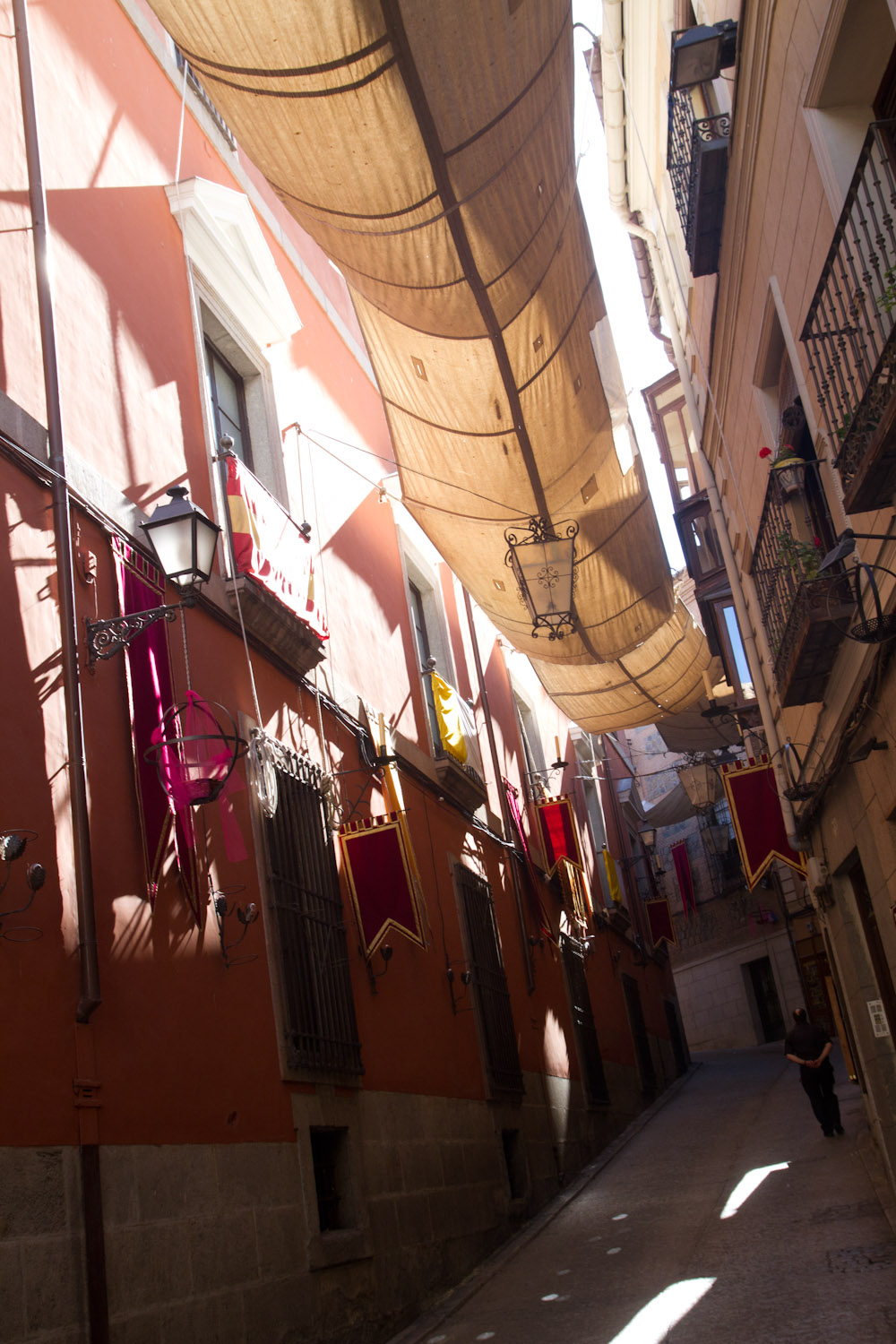 Una calle del centro histórico de Toledo, España