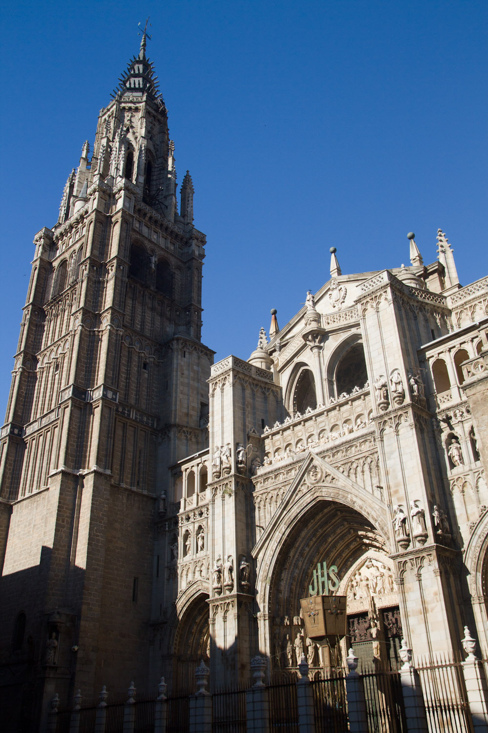 Fachada principal de la Catedral de Toledo, España
