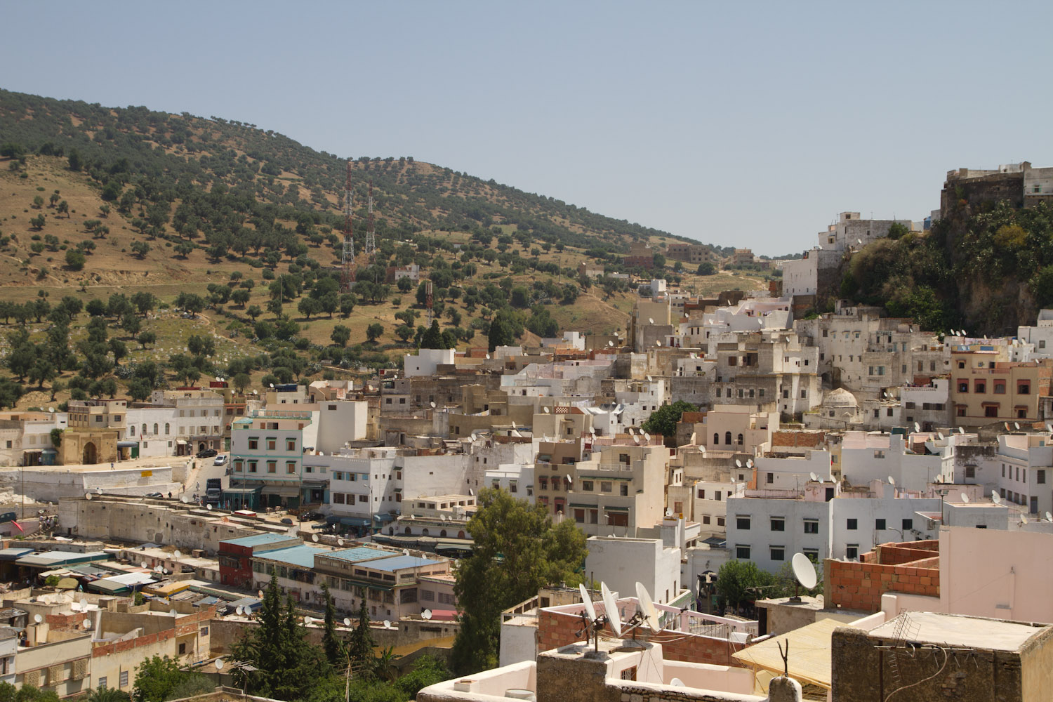Vista de Moulay Idriss desde la terraza de la Maison d'Hôtes La Colombe Blanche