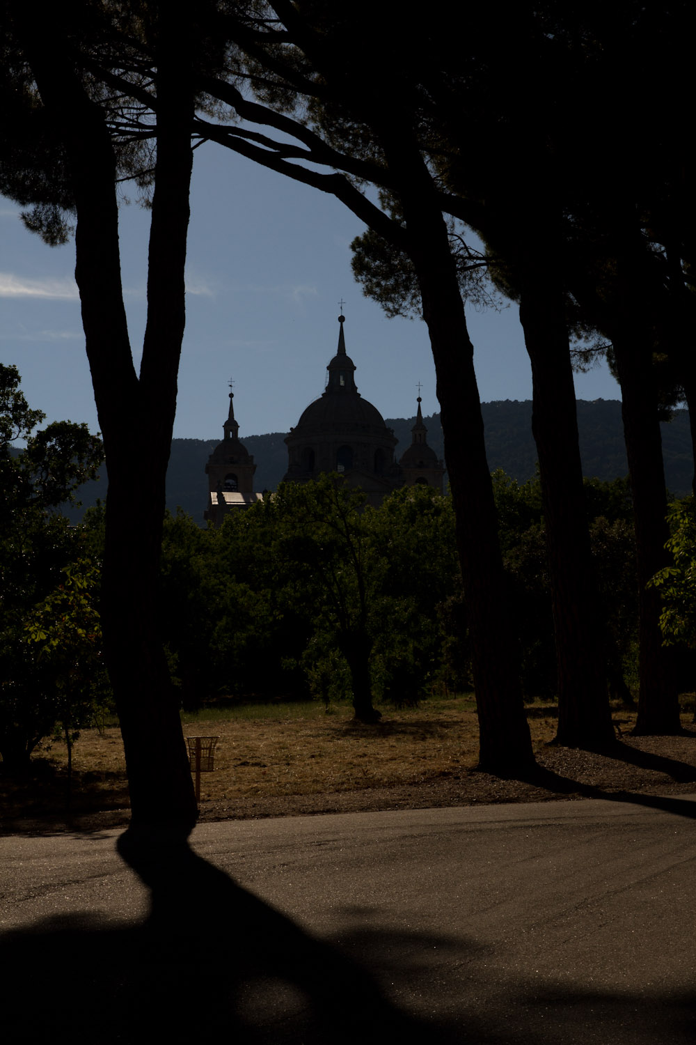 El Monasterio de San Lorenzo de El Escorial visto desde los jardines de la Casita del Príncipe, España