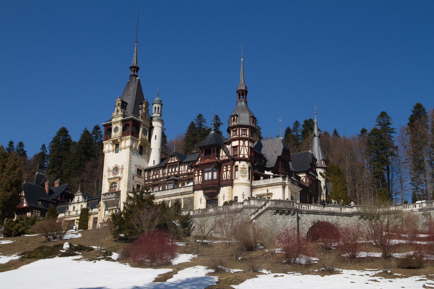 El castillo de Peles en Siania, Rumanía, con un poco de nieve de finales del invierno