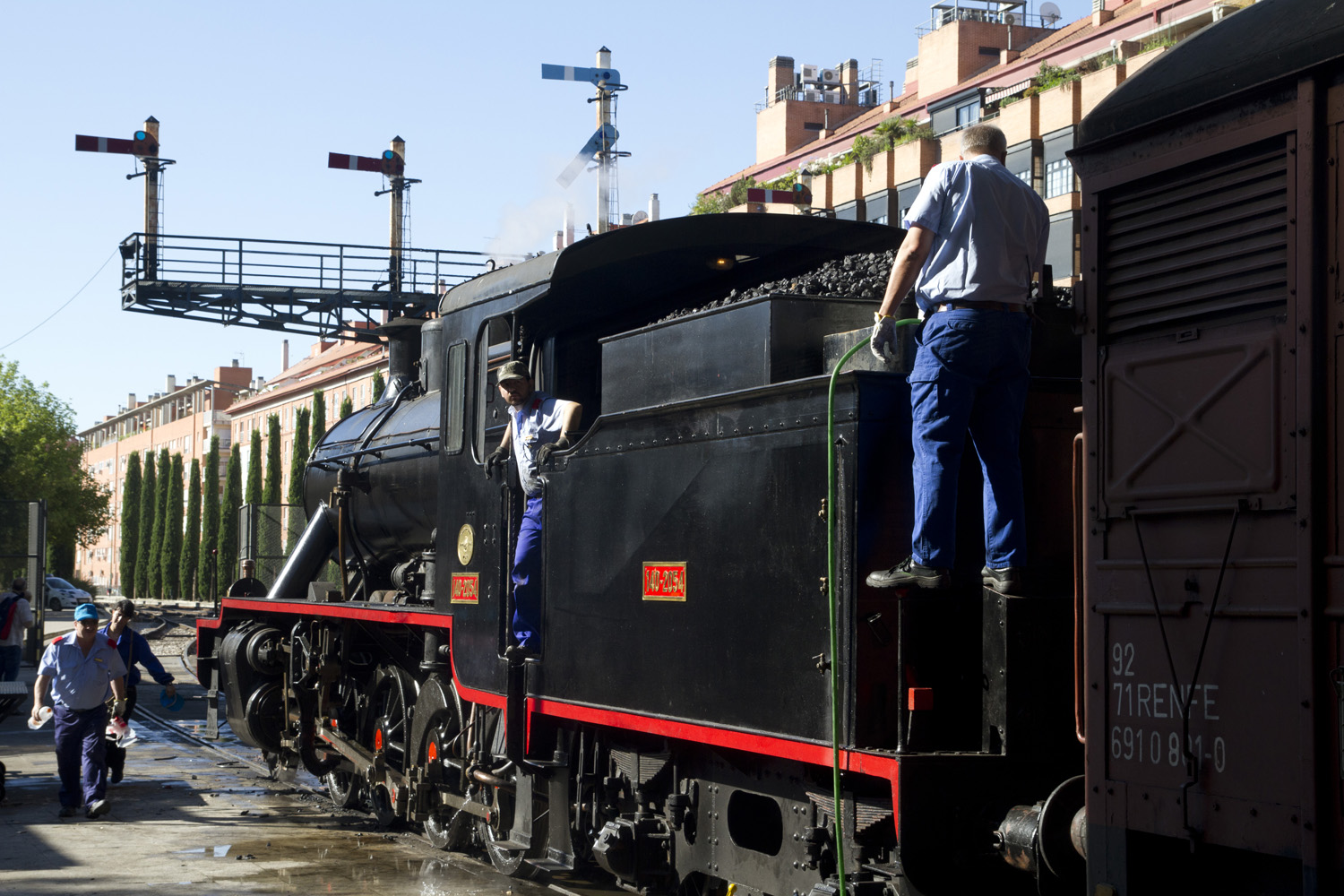 Poniendo a punto la locomotora a vapor del Tren de la Fresa entre Madrid y Aranjuez, España