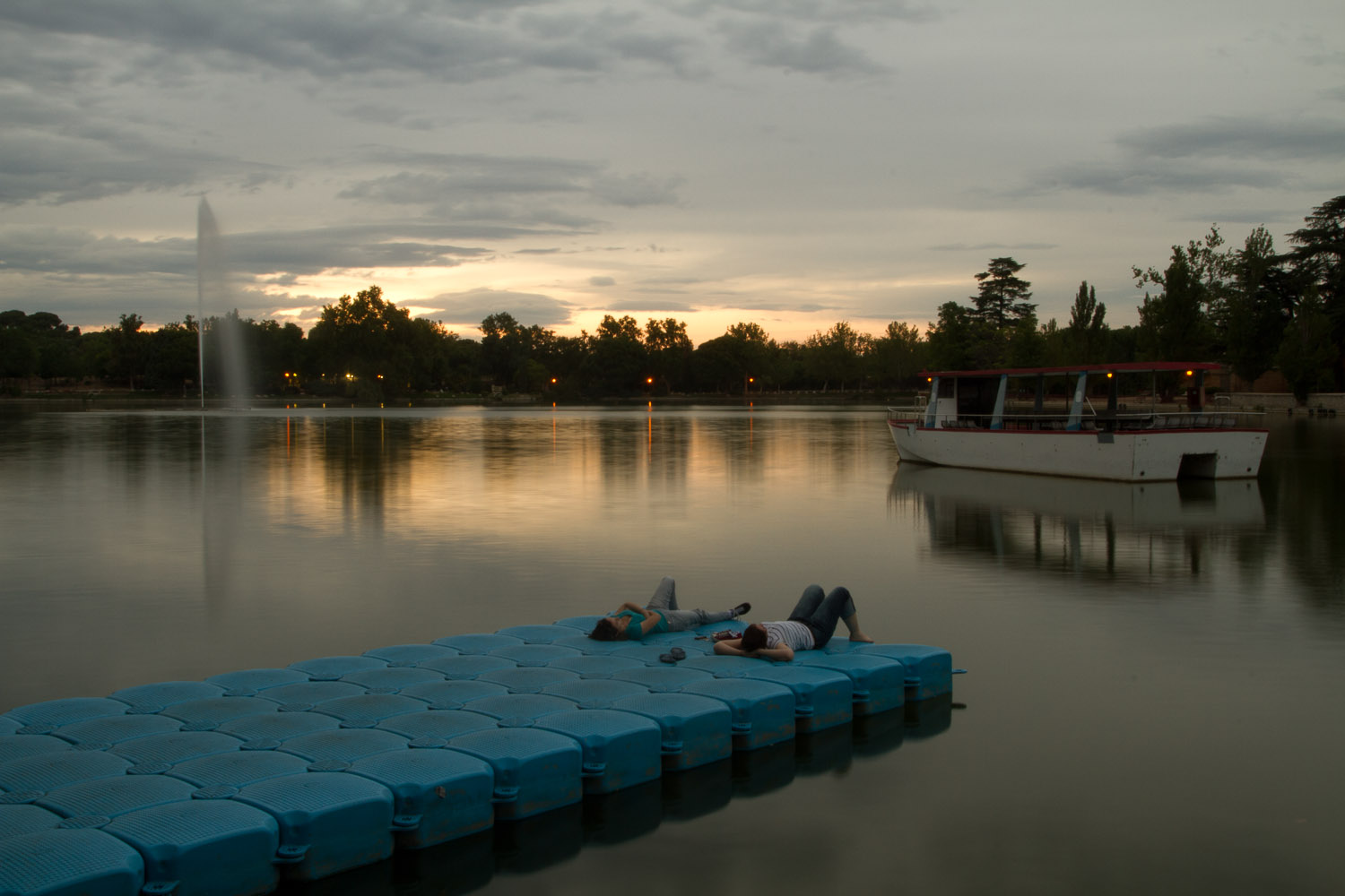 Atardecer relajante en el lago de la Casa de Campo de Madrid, España