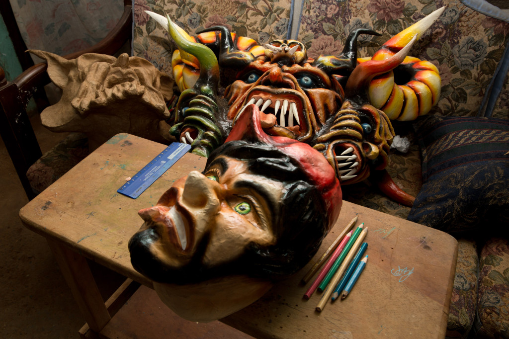 En el taller de José González no solo se fabrican máscaras de diablicos, también las hacen de parrampanes y mojigangas