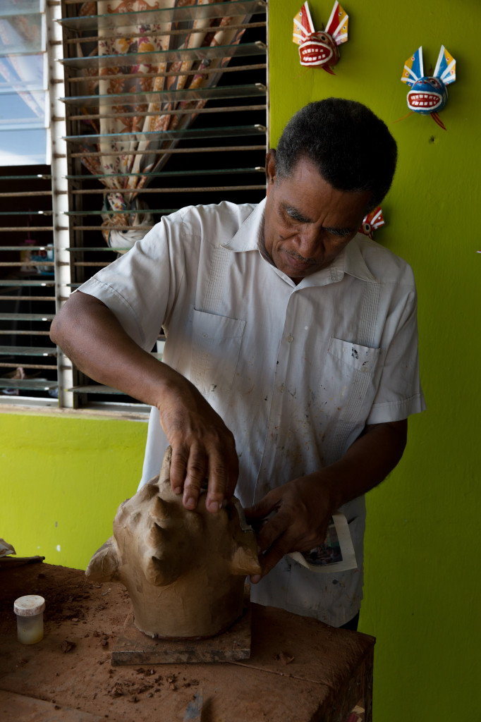 El maestro mascarero Darío López en acción en su taller en Parita