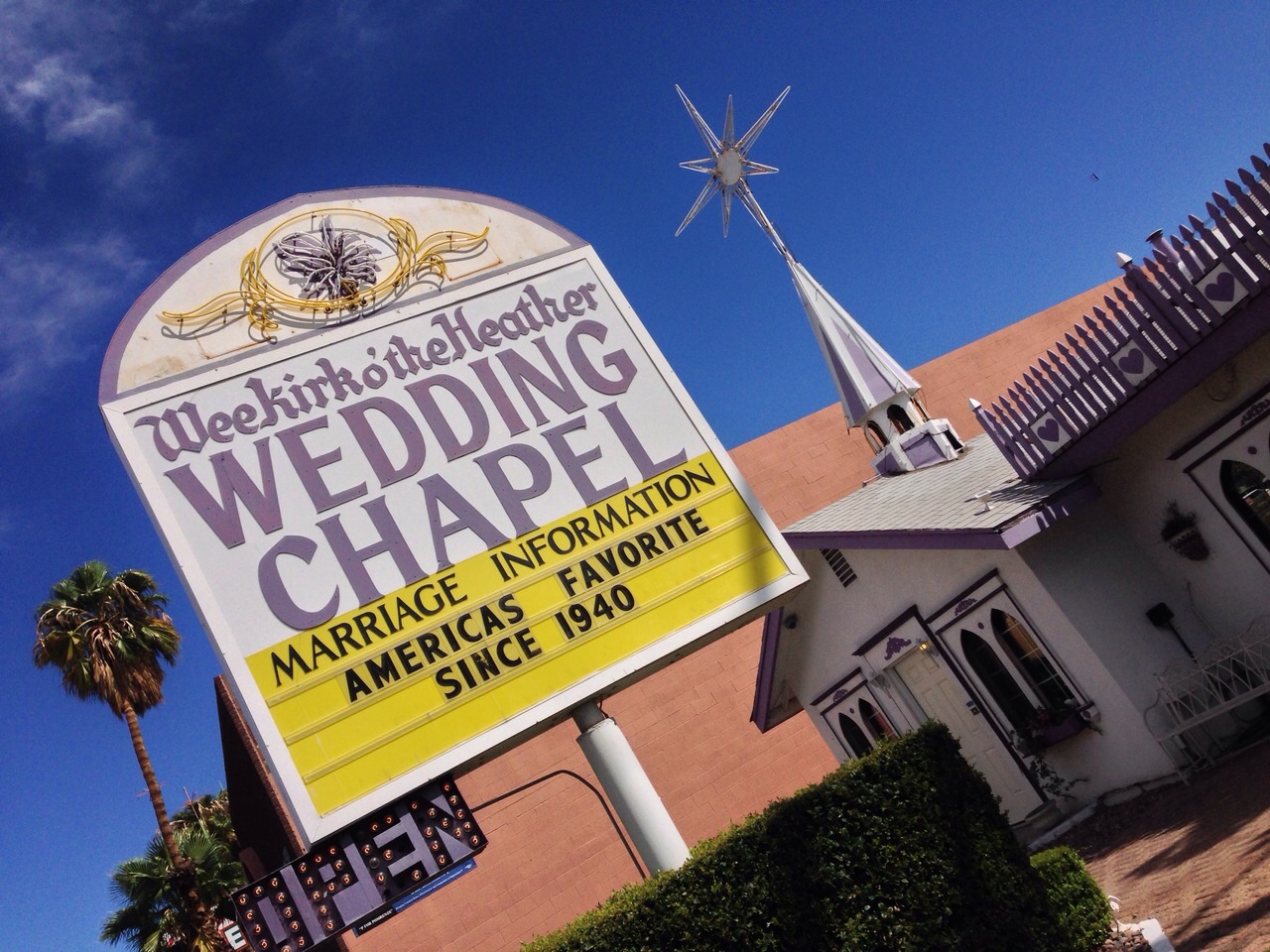 Una de las capillas de boda de Las Vegas, la favorita de los estadounidenses desde 1940, como reza en su anuncio.