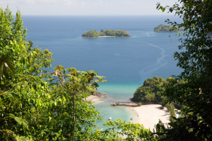 Campamento de la ANAM en Isla Coiba, visto desde el mirador de Punta Gambete, Panamá