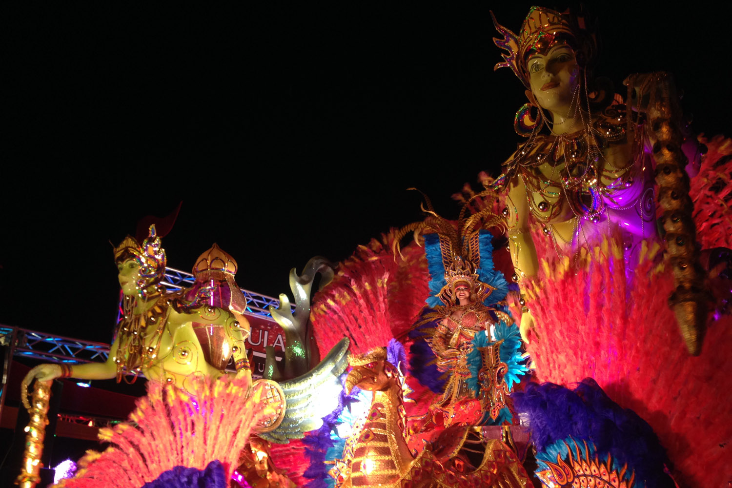 Desfile nocturno de carnavales en Las Tablas, Panamá