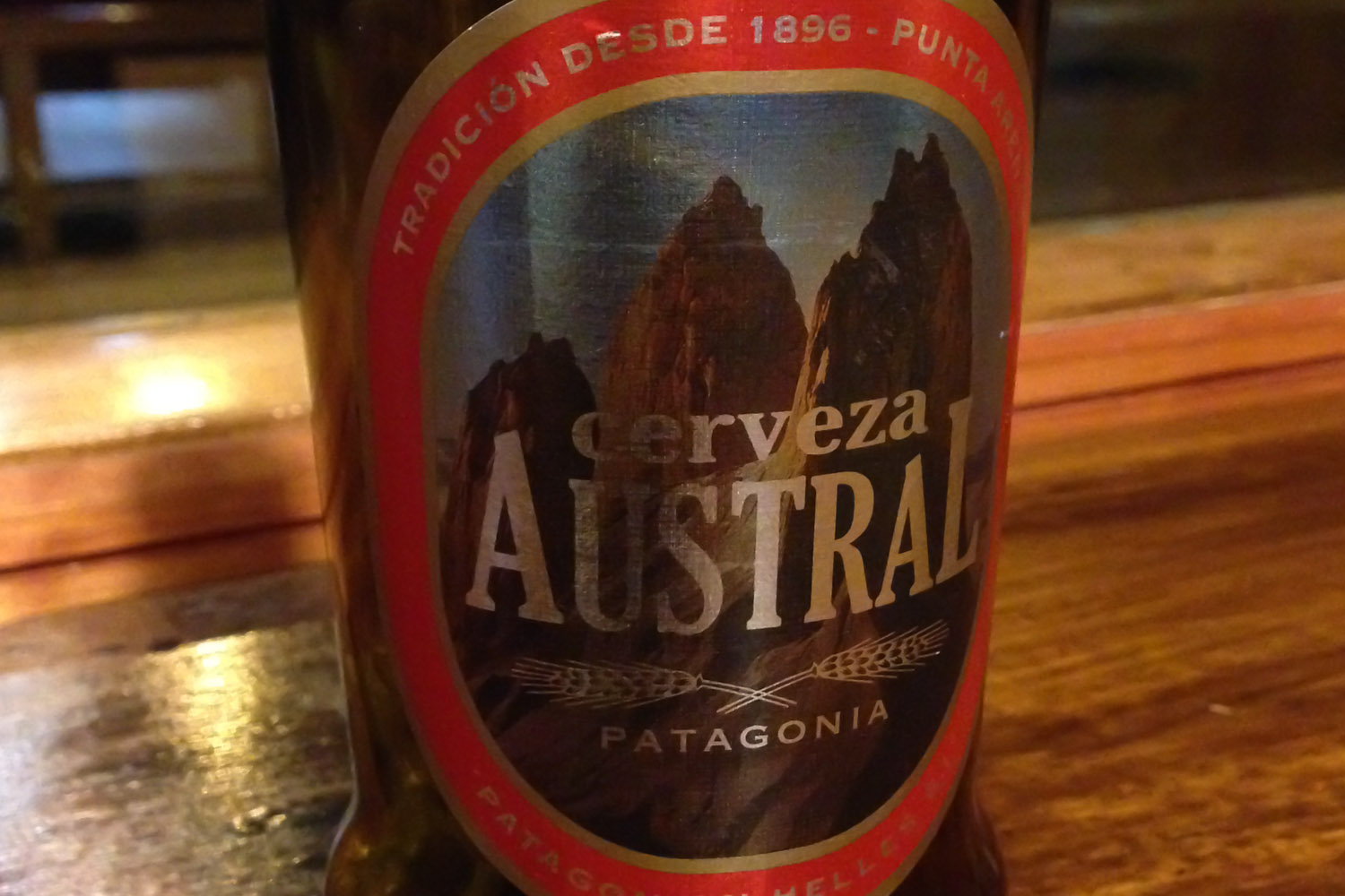 Etiqueta de Cerveza Austral con las Torres del Paine