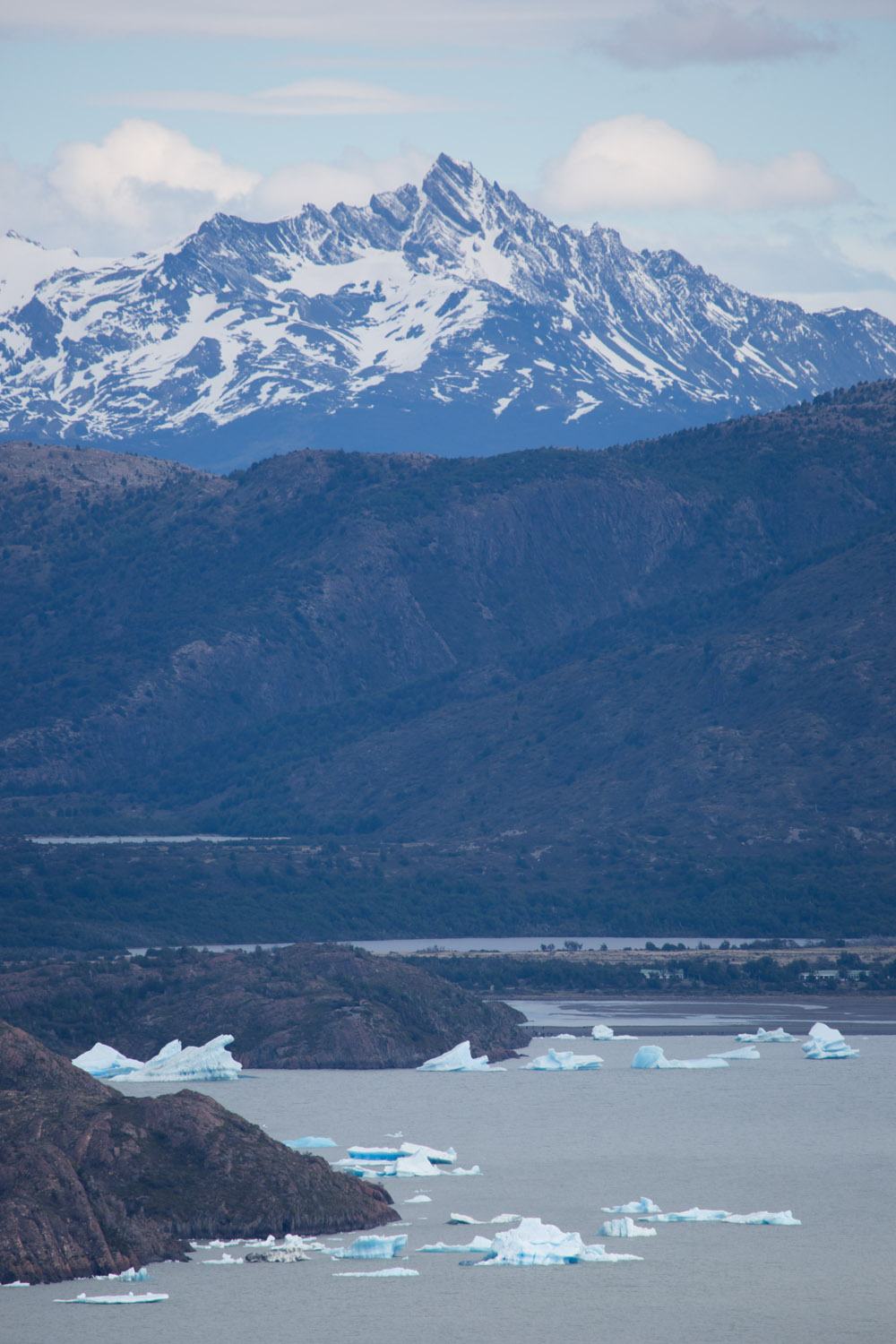 Témpranos de hielo flotando sobre el lago Grey, Chile