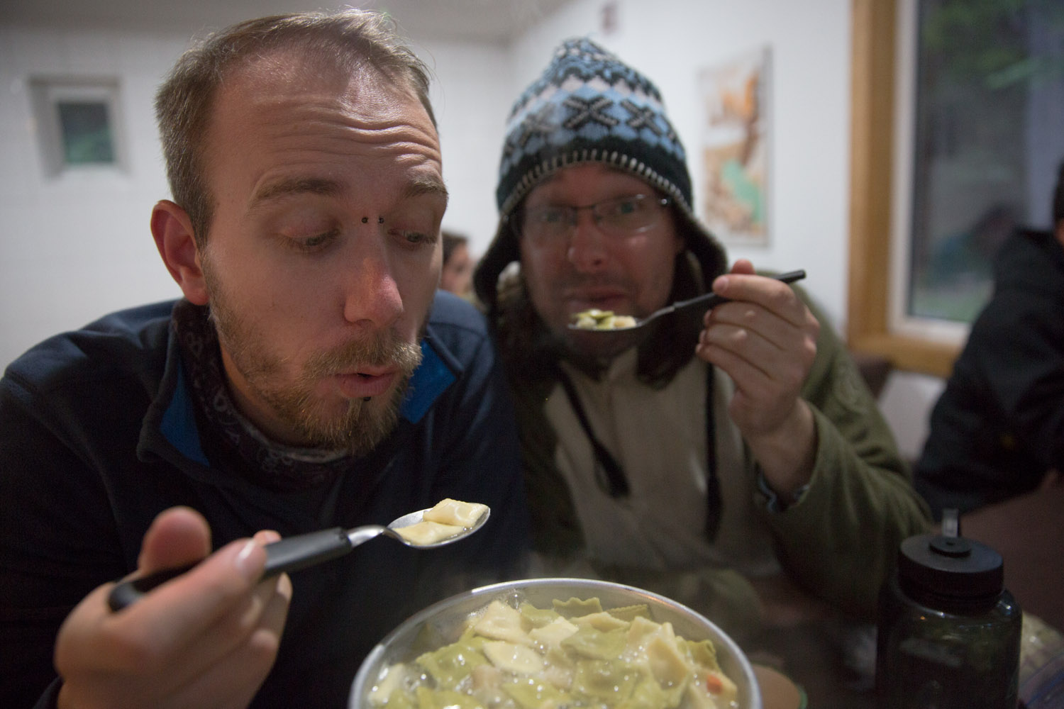 Cenando pasta en excursión en Torres del Paine, Chile