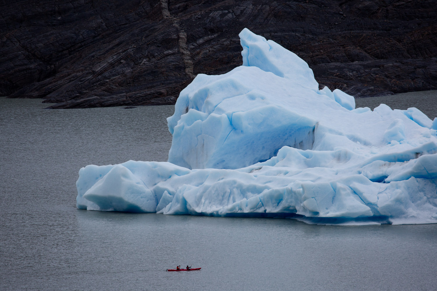 Kayak e iceberg en el lago Grey, Torres del Paine, Chile