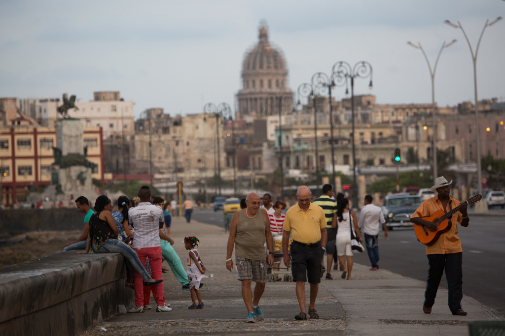 De paseo por el malecón de La Habana