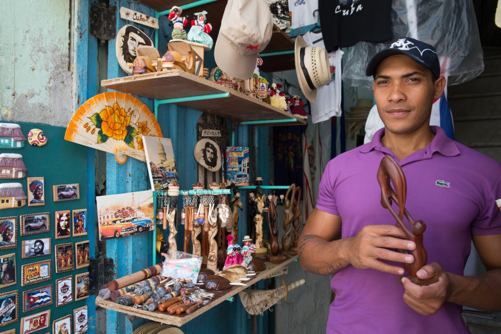 Yadiel y su tienda de artesanías