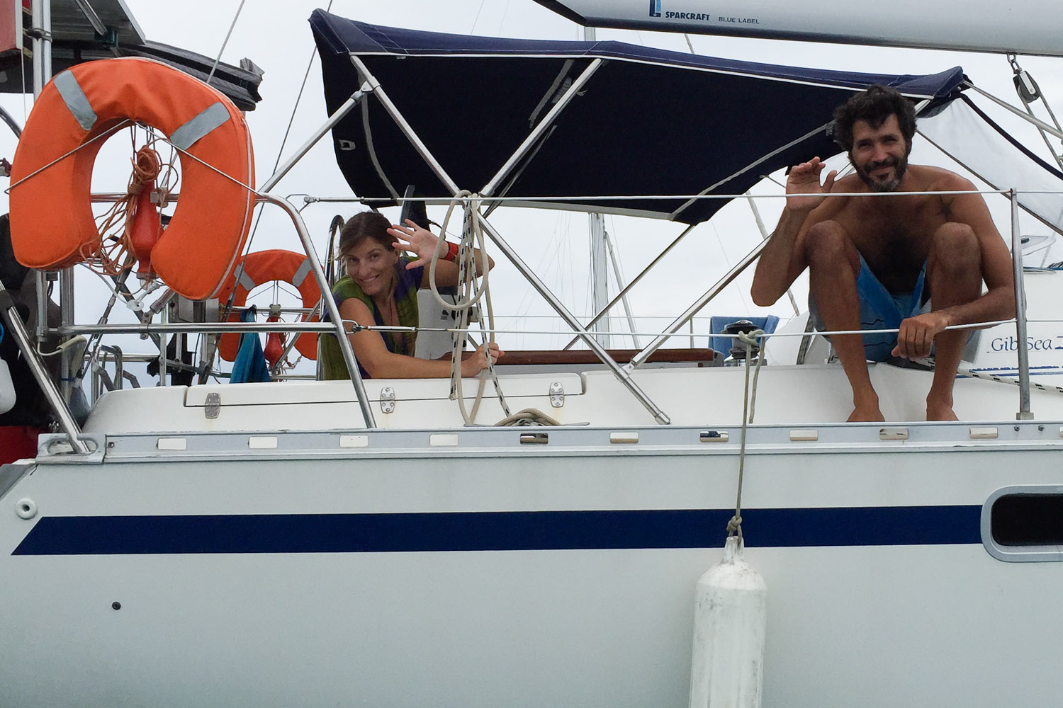 Jaad y Lourdes a bordo del velero Cinco en San Blas, Panamá