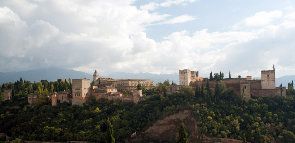 La Alhambra vista desde el mirador de San Nicolás en el Albaicín de día