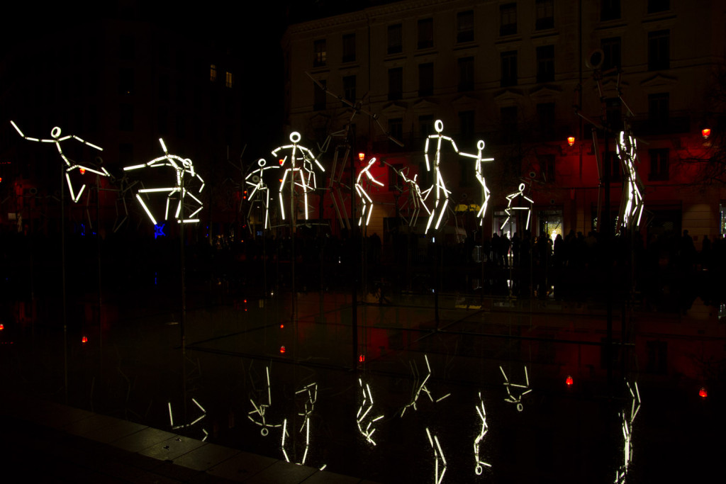 Muñecos danzantes en el Festival de las Luces de Lyon, Francia
