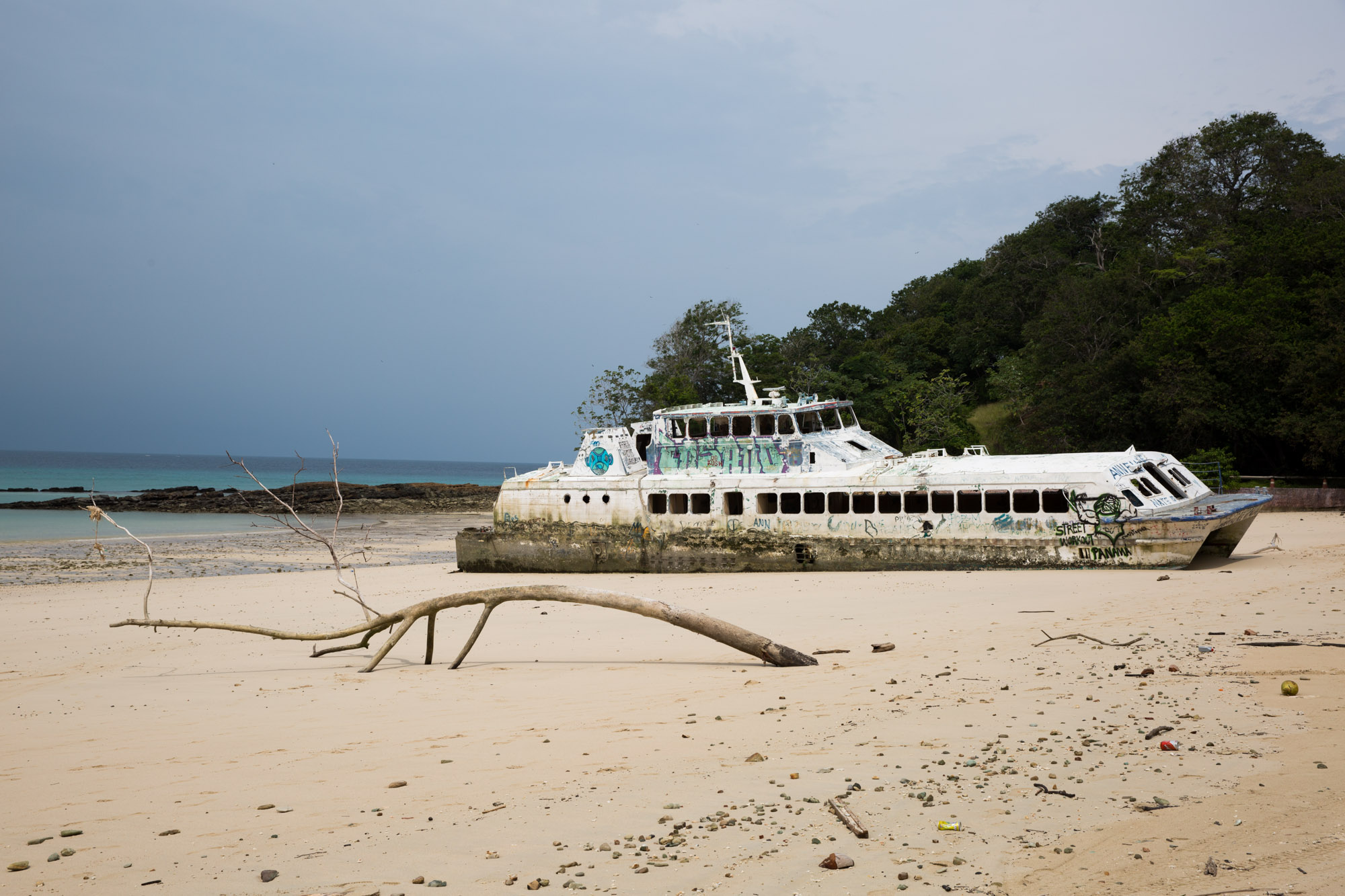 Barco encallado en playa Larga, propiedad del Hotel Contadora