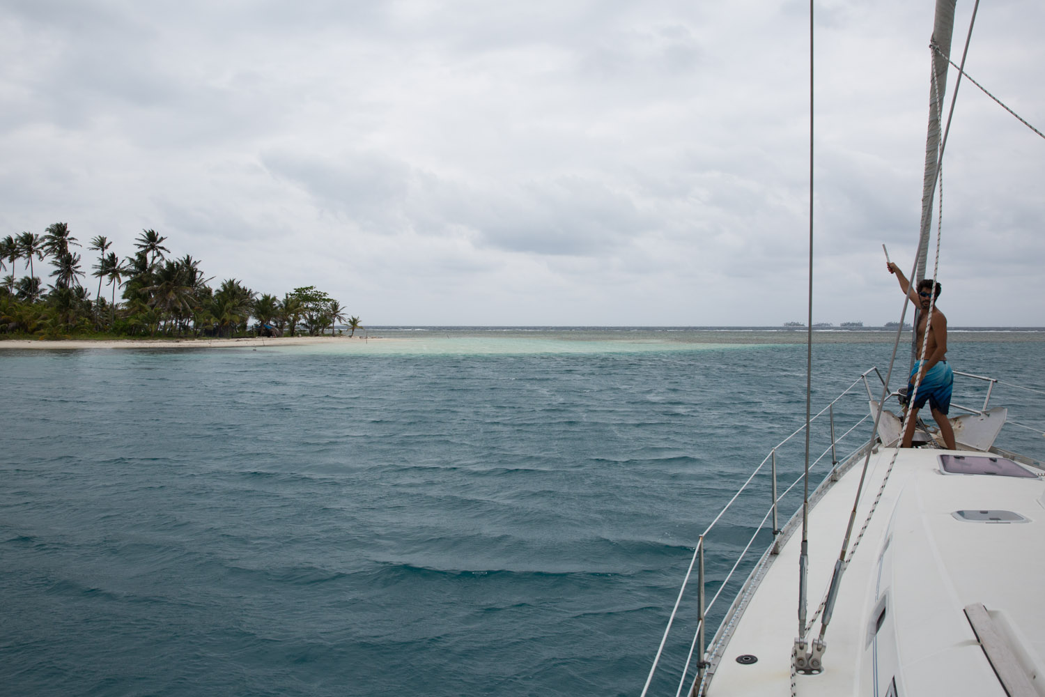 Anclando un velero cerca de una isla en el archipiélago de San Blas o Guna Yala, Panamá