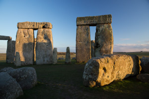 Caminando dentro del círculo interior de Stonehenge, Inglaterra