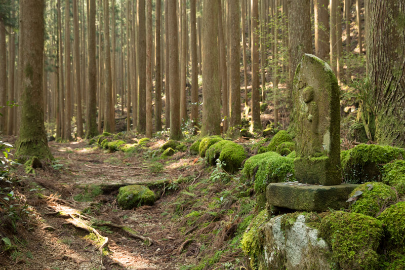 Estatua de jizo protegiendo a peregrinos den Kumano Kodo, Japón