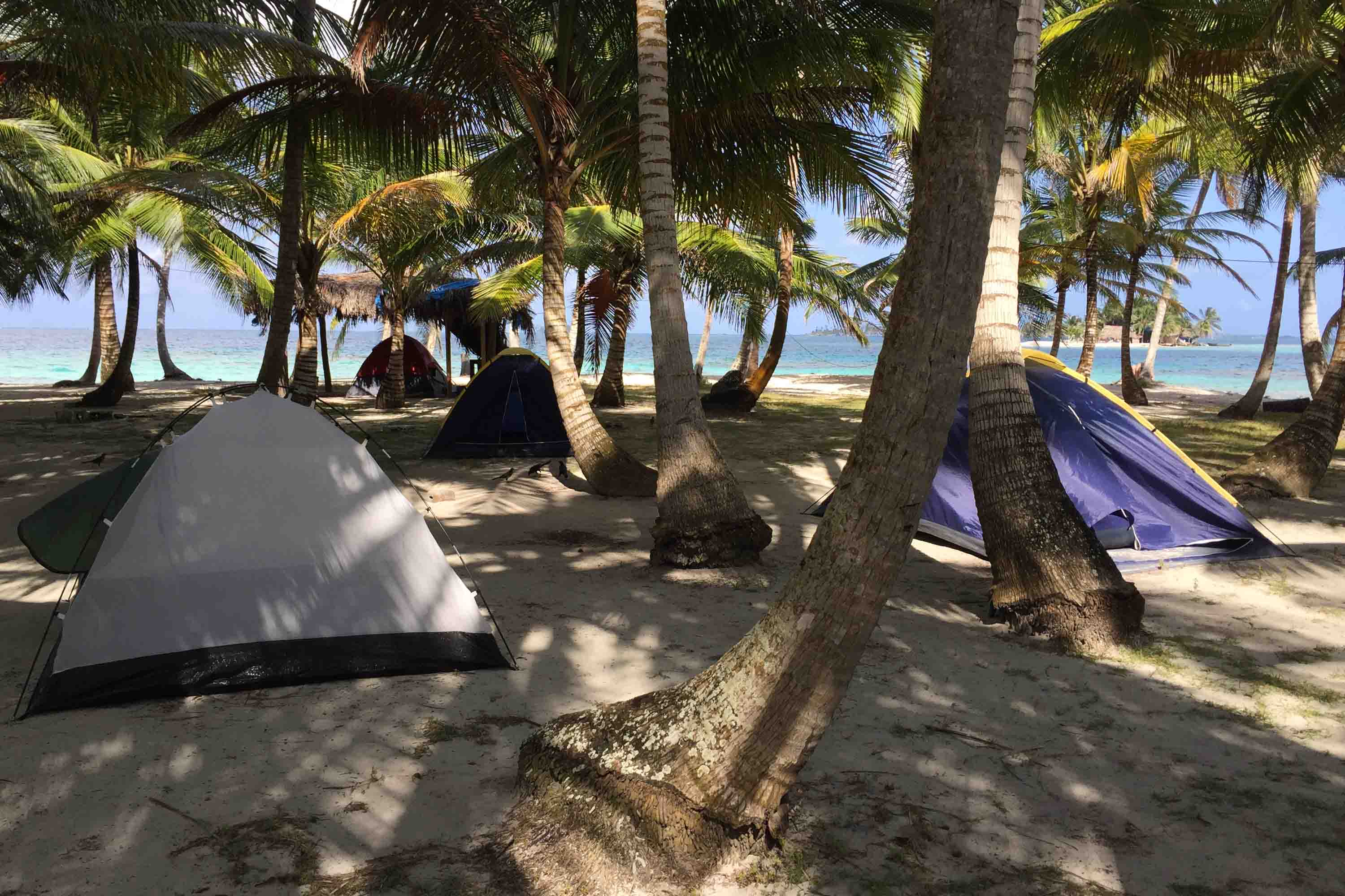 Camping en isla Perro Chico, archipiélago de Guna Yala o San Blas, Panamá
