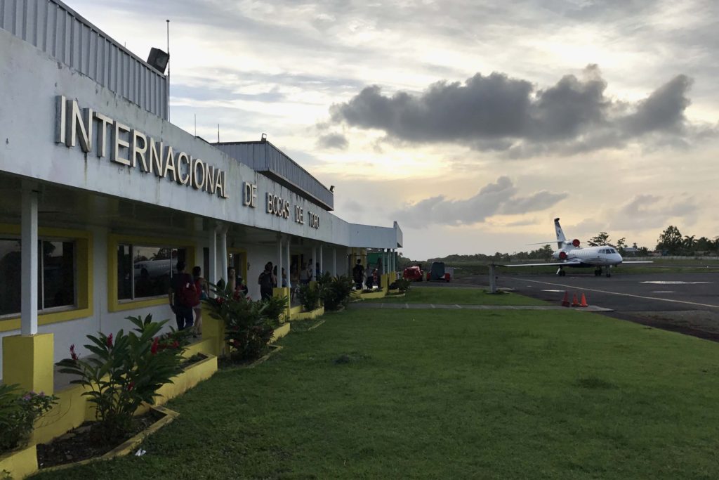Avión de Air Panama en aeropuerto de Isla Colón, Bocas del Toro, Panamá