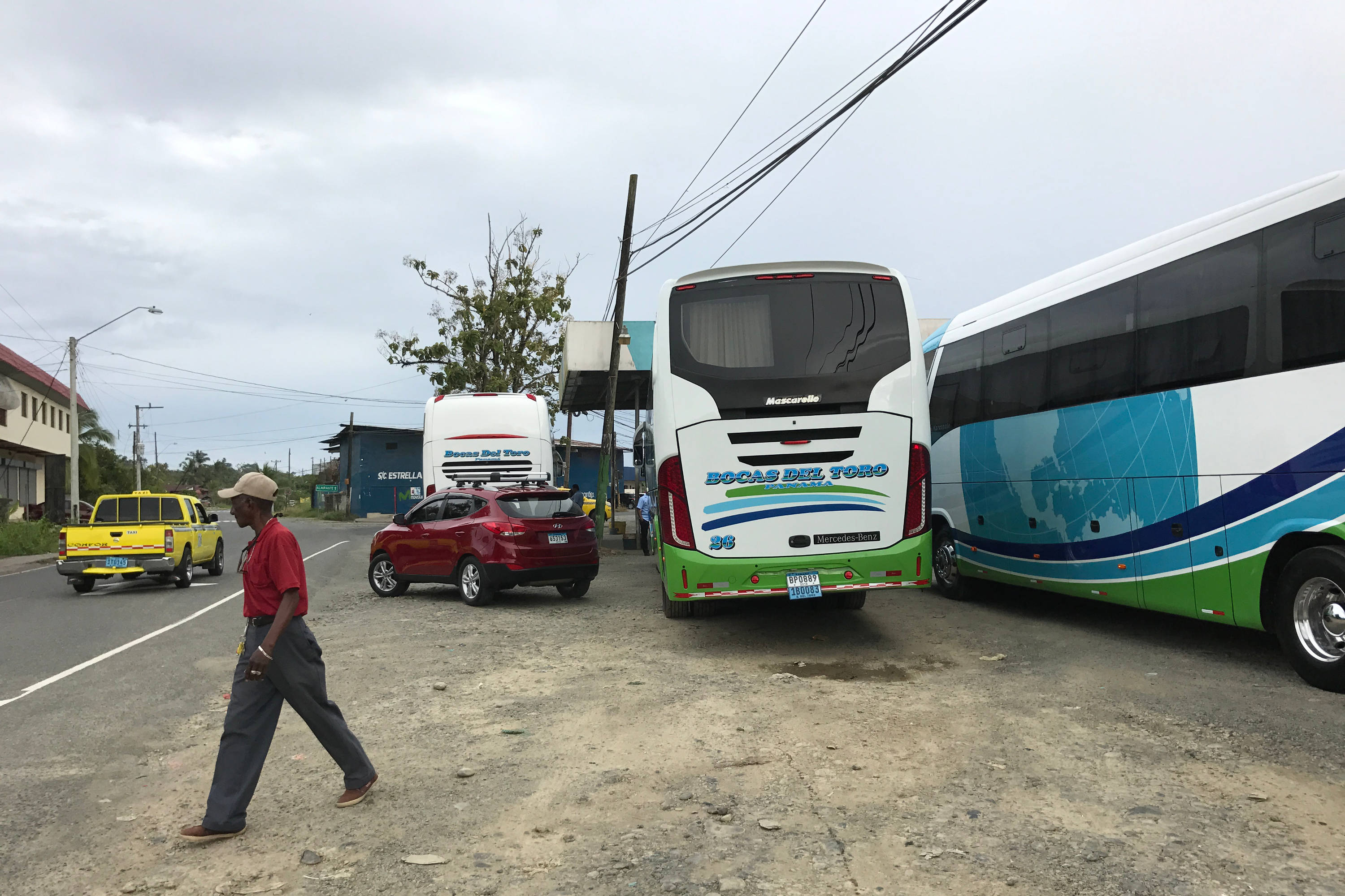 Buses de Tranceibosa en el cruce de Almirante, Bocas del Toro, Panamá