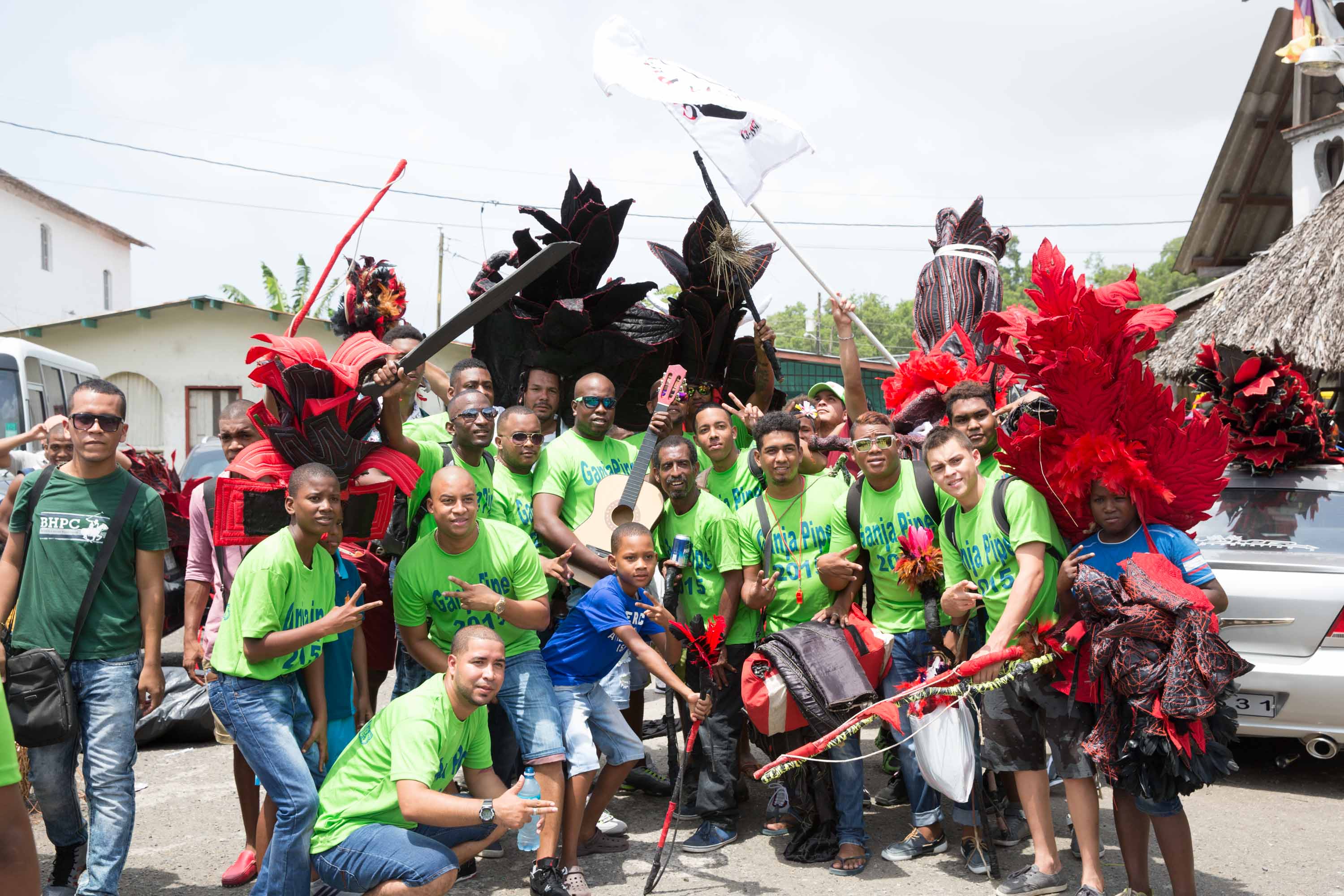 El grupo Ganja Pipes, de Santa Rita, preparándose para el Festival de Diablos y Congos de Portobelo