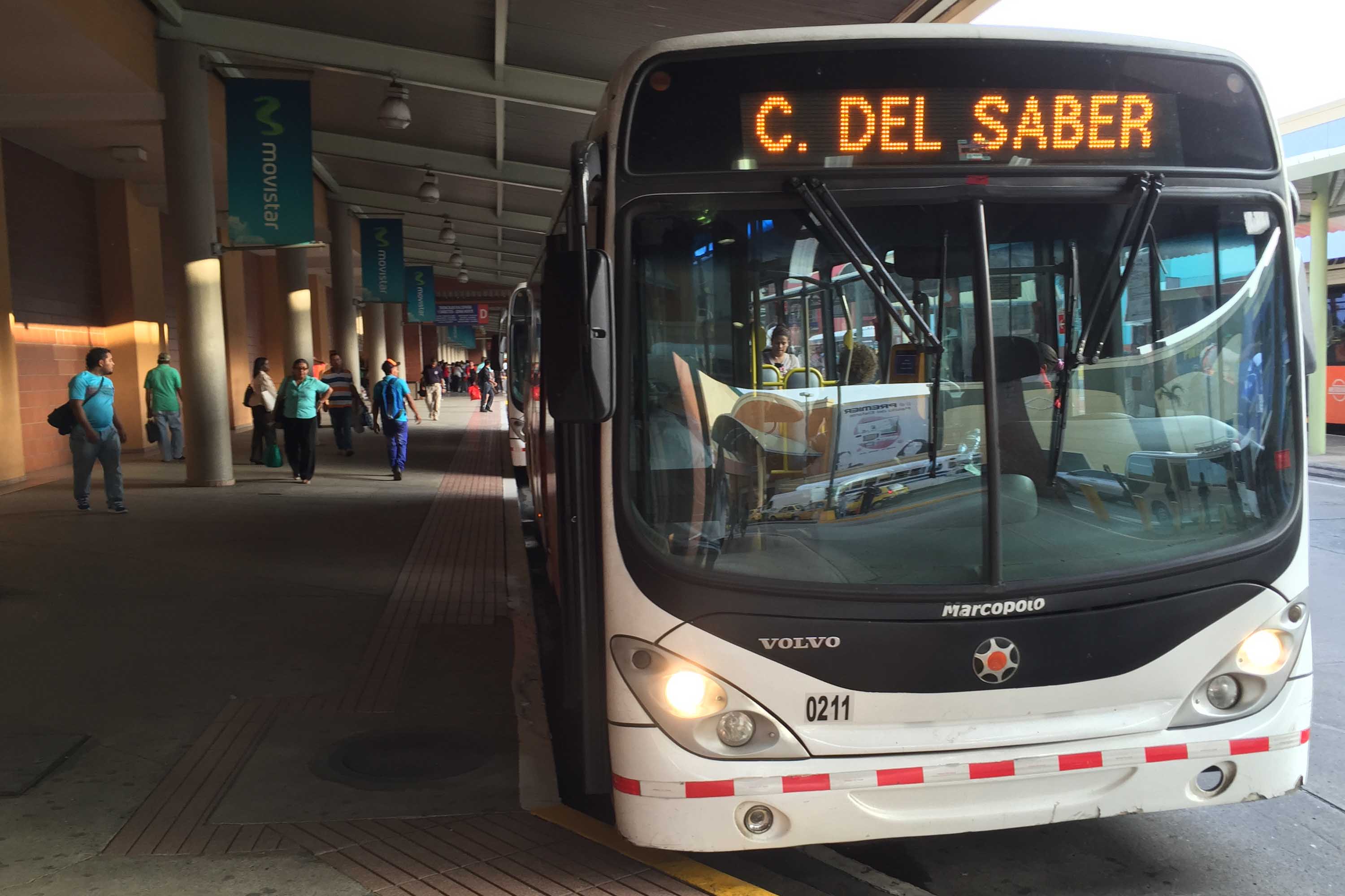 Autobús de ruta Albrook-Ciudad del Saber en la terminal de transportes de Albrook, Panamá