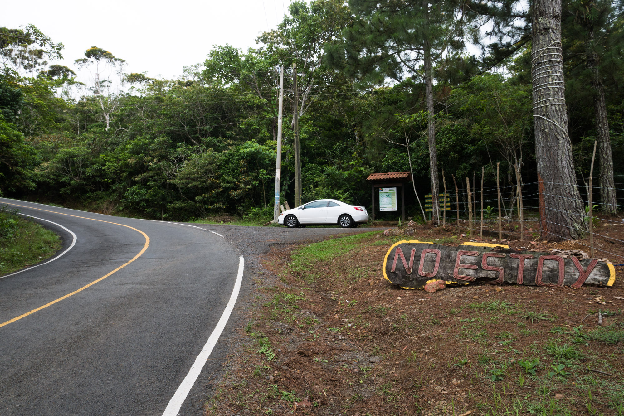 Acceso a los senderos del parque nacional Altos de Campana, al lado de la finca No Estoy, Panamá