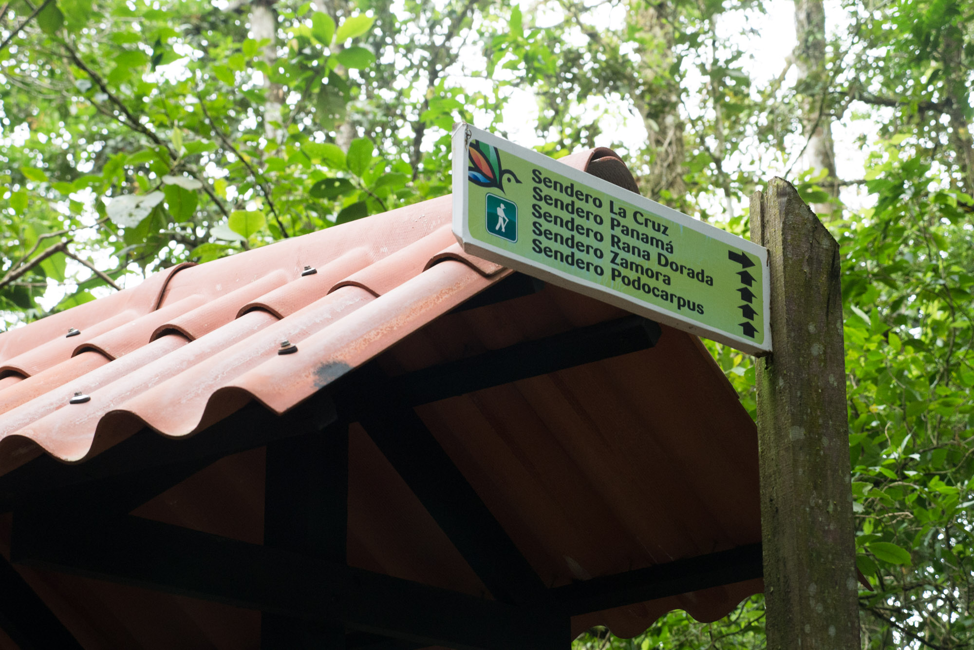 Letreros en el desvío hacia el cerro La Cruz, parque nacional Altos de Campana, Panamá