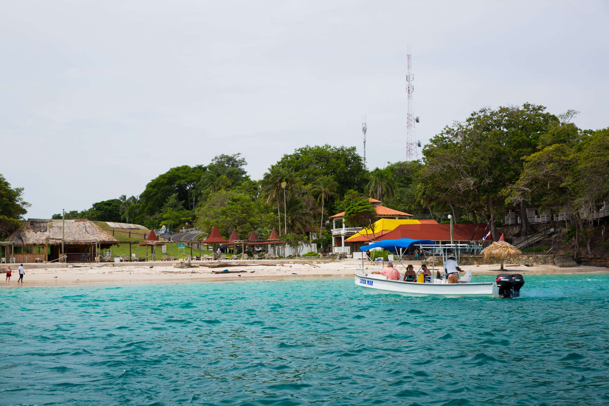 Playa Galeón en isla Contadora vista desde el mar, archipiélago de Las Perlas, Panamá