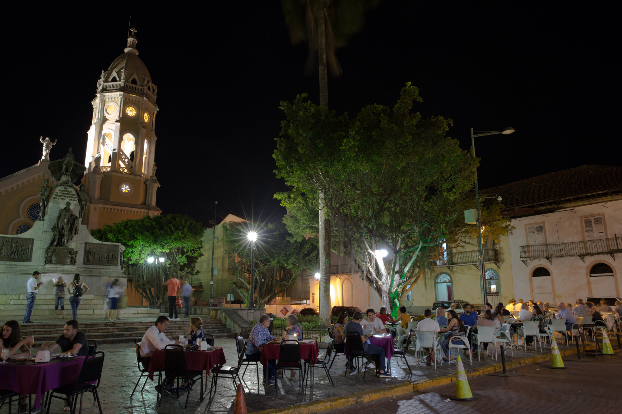 Vida nocturna en Plaza Herrera, Casco Antiguo de ciudad de Panamá
