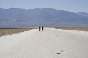 Las llanuras de sal cercanas a Badwater en el Valle de la Muerte, Nevada