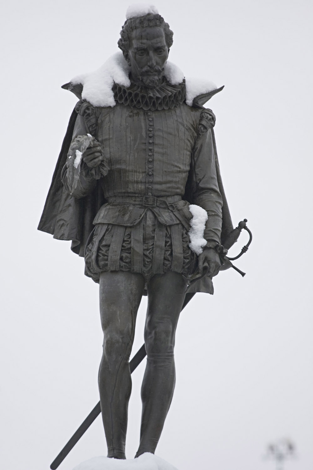 Estatua nevada en la Plaza Cervantes de Alcalá de Henares