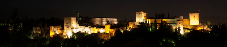 La Alhambra de Granada de noche, vista desde el mirador de San Nicolás