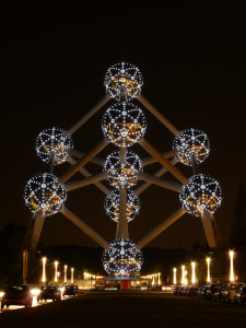 Vista nocturna del Atomium de Bruselas, Bélgica