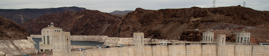 El paso por encima de la represa Hoover y el lago Mead