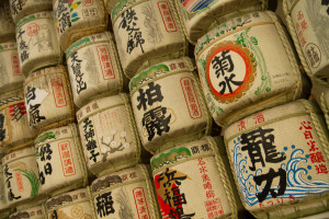Barriles de sake decorativos en el templo Meiji, Tokio, Japón