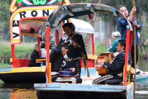 Mariachis en el lago Xochimilco, México